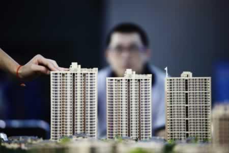 中原地产研究中心统计数据显示，5月楼市整体成交回暖，同比、环比齐升。    　　5月，一线城市新房成交面积平均环比继续上涨，环比涨幅达到了20.1%，其中北京上涨最明显，新房成交面积环比上涨了42.5%，同比也上涨了10.5%。上海、广州的新房成交量也有明显增长，与2019年同期基本持平。    　　二三线代表城市新房成交面积同比、环比均有不同程度上涨。二线城市新房成交面积平均环比上涨了35%，其中最为典型的上涨城市为温州，上涨了120%，武汉上涨了81%。三线代表城市新房成交面积环比上涨22.1%，韶关涨幅较大，扬州、东莞涨幅均在10%以内；从同比来看，整体上涨14.0%。  　　来源：房讯网