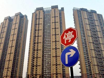 据不完全统计，今年前5个月已有20余地出台租房新规，涉及房源、租金、安全、监管乃至户籍等诸多方面，快来看看有你将去的城市吗？    　　9地保障租赁住房供应  　　日前，58安居客房产研究院发布重点城市租房趋势报告显示：4月份，北京、广州、深圳新增房源量依次环比上涨31.4%、28.9%和45.4%；新一线城市代表如成都、杭州、天津等新增房源量涨幅更高，分别为61.7%、70.3%和56.6%。  　　58安居客房产研究院分院院长张波认为，二线城市出现部分区域房源供给量明显增长等和城市的市场环境有着直接关系。事实上，据中新经纬客户端不完全统计，今年以来，已有9地明确租赁住房建设计划或增加供应措施。    　　其中，济南明确，通过3年试点工作，每年新增租赁住房120万平方米；杭州住保房管局确定2020年筹建完成蓝领公寓1.5万套(间)的目标任务；绍兴计划自2020年起到2024年，建设2.2万套人才租赁住房。  　　此外，长沙、武汉两地政府表态允许将符合条件的非住宅存量房屋改造为租赁住房，深圳住建局就“商改租”有关事项公开征求意见；广州、郑州两地鼓励利用集体、国有或自有土地建设租赁住房，前者给予补贴，后者将相关项目列入地方租赁住房建设计划；合肥还明确，将个人出租自有住房每平方米奖励从12元提高6元至18元。  　　易居研究院智库中心研究总监严跃进指出，2015年、2016年的时候中央和住建部就提出要大力发展租赁市场，到现在差不多已经五年的时间。在这个时间节点上，各地效果如何需要评估，今年也要加快完成发展。  　　严跃进表示，从实际过程看，有些地方积极增加土地供应，有些地方从存量物业的改造、更新等方面予以支持；有些地方明确政策性租赁住房和市场化租赁租房方面可以进行创新。各地手段不同，但都有力地促进了当地的租赁市场。  　　严跃进认为，现在的问题是上面提到的手段都是供应端的，是多主体供应、多渠道保障的导向。接下来的工作是强化租售同权，让更多人去租房子，这就是需求端的内容。供应端和需求端做好，后续的租赁市场才能更好的健康发展。  　　6地新规缓解租房压力  　　58安居客房产研究院发布的《2020一季度租房趋势报告》显示，租金作为租客的重要生活开支，在总收入中占有不小的比重。48.7%受访者表示租房消费占比较高，排在各种生活消费之首。在该报告的受访对象中，有20%的受访者月租金占月收入比重超过30%。  　　针对过高的租金开支，6地从两方面着手出台新规帮租客“排忧解难”。  　　公积金提取方面，4月起，沈阳提高租赁住房提取限额。其中，房屋坐落地址在沈阳市区的，限额由1200元/月提高至1400元/月；4月起，济南提高职工个人租赁商品房提取定额，从9600元提高到12000元；5月7日，东莞宣布将租住本市住房提取比例上限提高至70%、额度上限提高至1800元/月。  　　济南住房公积金中心工作人员表示，提高商品房租赁提取额度，有助于发展济南市租赁住房市场，缴纳公积金的双职工家庭平均每月可提取2000元，在相当程度上改善家庭居住条件。  　　在租房补贴方面，南京明确，符合申领条件的博士、硕士、学士按每人每月2000元、800元、600元享受最长36个月的住房租赁补贴；广州番禺区表示，对符合相关条件的高层次人才提供最高50万元(税前)的购房补贴或给予所租房屋的50%租金补贴；青岛指出，推进城镇住房保障家庭租赁补贴工作，将2人户、3人户保障面积标准在原基础上各上调15平方米。  　　青岛住建局认为，推进住房租赁补贴保障工作，是健全 “多主体供给、多渠道保障、租购并举”住房制度的具体举措。各级有关部门要以保障城镇住房困难家庭的基本住房需求为立足点，以解决新市民的住房困难为出发点，进一步拓宽保障范围，加大保障力度。  　　7地新规关注租房安全  　　除了房源和租金，租房安全也是不少地方政府关注的重点。  　　以珠海、济南为代表的地方政府较为关注房屋本身的质量安全，两地先后出台出租屋管理办法征求意见稿。其中，珠海拟规定出租住房不得分隔搭建后出租，厨房、阳台、卫生间等不得出租供人员居住；济南拟规定不得改变原有房屋的空间布局结构，不得按床位出租等。  　　另一些地方政府则更为关注租赁机构安全，如湖南、河北为规范省住房租赁市场行为，引导住房租赁双方使用规范化的租赁合同，促进住房租赁市场持续健康发展，启用全省统一《住房租赁合同》示范文本；  　　再如南京为保护租赁当事人的合法权益，规范住房租赁经营行为，要求市内所有的住房租赁机构建立租金托管制度，且需在商业银行设立唯一的租金专用账户，专户信息应在南京网上房地产网站公布。  　　无独有偶，4月初西安也就《住房租赁资金监督管理实施意见》公开征求意见，该市拟规定“托管式”租赁企业在开展业务前需与商业银行签订《住房租赁资金监管协议书》，并在监管银行开立存量住房租赁交易资金监管专用账户。  　　不过，最为严苛的当属合肥，该市拟对住房租赁企业进行信用考评，分别为五星、四星、三星、二星、一星、无星。其中，一星级企业为信用警告对象，无星级企业为失信惩戒对象，列入失信黑名单，实施联合惩戒。  　　对此，合肥市住房租赁协会秘书长伍艳表示，主管部门推出信用评级考核办法，主要是对合规经营的企业提供鼓励和促进，对违规经营的企业进行打击和披露，同时为合肥新市民在选择合规靠谱的住房租赁企业方面，提供明确和明示化的标准和规范。  　　还值得一提的是，4月22日，广东省住房和城乡建设厅与人民银行广州分行签订《合作备忘录》，首次将公租房违规行为，包括违规享受公租房、违规申请租赁补贴等纳入人民银行征信系统。  　　此外，6月1日起，济南全面取消落户城镇条件限制，提供人才、院校学生、居住、就业、投靠等六种落户途径。严跃进分析称，“居住途径落户”提到了租房落户，这有望成为今年济南租赁市场发展的一个突破口，租赁市场需求将会增加。  　　来源：中新经纬