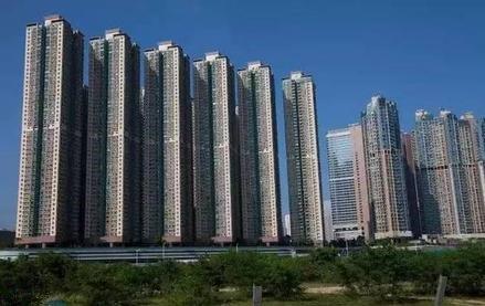 因虚假宣传构成不正当竞争行为，山东济南一房企被罚44万元。  　　4月30日，绿地北展济南置业有限公司在对某单位团购促销中发放载有“济南市政府将搬迁至先行区”不实信息的宣传材料。山东省市场监督管理局认定上述行为违反《中华人民共和国反不正当竞争法》第八条规定，构成虚假宣传的不正当竞争行为。近日，该公司被处以44万元的行政罚款。    　　最近一两年，“济南市政府将搬迁至先行区”的信息，一直都是网络传闻，从来没有任何正式“官宣”。在这种情况下，这家房企将其作为楼盘的宣传资料，显然是不合适的，也确实构成了虚假宣传。  　　很多人或许会疑惑，这种找不到确切官方消息源的信息，不能作为宣传依据，难道不是常识吗？相关房企会不知道？房企对这种“虚假宣传”乐此不疲，只是把传闻当成可以利用的工具。    　　将没有事实支撑的模棱两可的信息，释放给购房者和社会，是开发商惯用的宣传套路。外部因素方面，开发商的宣传点主要聚焦这几个方面：第一，政府搬迁甚至是区划变动；第二，高新产业、知名大型商业综合体、优质教育资源入驻板块；第三，高铁、地铁、高架路等交通方面的规划；第四，楼盘周边重大不利因素的消失，比如化工厂、垃圾场搬迁等；第五，将还没定的学区，视为“囊中之物”。  　　当然，楼盘内部情况的虚假宣传，也不在少数。比如，交付实体房和样板房不符；小区交付后内部配套，与前期的宣传或者沙盘展现不符；精装修的材料使用，和前期宣传不符；宣传时称业主可以自由去顶楼，但交房后却发现不行等。  　　正因为这些方面事关相关楼盘的现实价值，比如能不能卖完，甚至能不能热销等，相关房企才会绞尽脑汁蹭外部因素的热度，或者想方设法“修饰”楼盘内部情况。在房企眼里，事情真假不重要，只要有购房者买账就行。  　　除了房企本身的主观原因，相关虚假宣传的出现，也离不开相关楼盘在管理和规范层面的工作不到位。现实中，很多楼盘的宣传口径都不统一，比如在某些宣传信息上，开发商和销售团队的说法不一；不同的销售人员，对同一事情说法可能也不一样；有的楼盘还会引入二手房中介团队，使得楼盘在宣传上更加混乱。  　　房企或者具体楼盘套路不断的虚假宣传，再加上自媒体的炒作，确实很容易以假乱真。由于现在多为期房，对于营销宣传无法及时验证。在这种背景下，购房者容易被套路也就不难理解。  　　所以，监管层面必须加大处罚力度，而不仅是“隔墙扔砖式”惩戒，真正提高违法成本，缩小虚假宣传的空间。  　　同时，不能总是“事后诸葛亮”。在楼盘前期的营销宣传中，相关部门也应该及时介入，并引导购房者强化防范意识、证据意识。当然，整个房地产行业，也需要基本的行业规范，要有“行业自律”。  　　来源：中国青年报