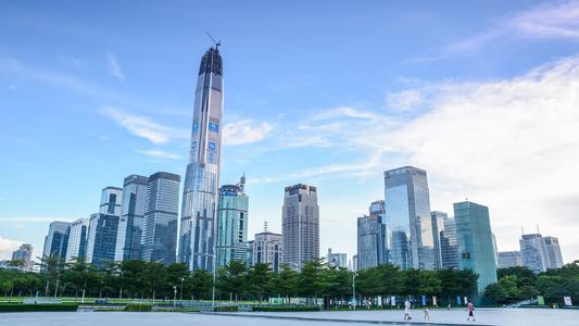 “现在福田中心区换办公室的客户，大多数都是因为今年经济收入不行，承受不起这么高的租金。”在福田中心区做写字楼出租工作的中介江先生告诉《华夏时报》记者，目前中小企业搬离福田中心区的情况越来越多。  　　中原盘源系统显示，目前福田中心区的空置率总体相对较高，但个盘差别挺大，平安金融中心空置率只有10%、皇庭广场空置率为9.5%。  　　在当前经济环境下，深圳全市写字楼一边是供应量充足，空置率不断攀升。另一边一波中小企业迫于成本压力正搬离市中心区，由此导致部分写字楼的空置率居高不下，租金不断下探，招租成为一大难题。    　　近三年写字楼供应持续走高  　　随着深圳全市写字楼空置率不断攀升，租金一路下行，不少写字楼面临招租难的窘境。今年以来，随处可见写字楼招租广告以及免租信息，各中介、房东为招租费了不少心思，但收效甚微。    　　第一太平戴维斯统计数据显示，深圳市2020年第一季度平均空置率结构性环比上升1.2个百分点，达26.2%。截至季末，深圳全市平均租金下降至201.7元/平方米/月，租金指数环比下跌1.6%。  　　而值得注意的是，供应增加无疑是深圳写字楼空置率攀升的主要推手。《华夏时报》记者根据第一太平戴维斯近年来发布的写字楼报告梳理得知，从2018年起，深圳写字楼供应量再呈上升走势。数据显示，2018年深圳全年累计供应量不足80万平方米，2019年深圳全年累计供应量达107.7万平方米。截至2019年底，深圳全市甲级写字楼总存量同比上升17.7%，至715.6万平方米。  　　与此同时，第一太平戴维斯预测，深圳2020年将迎来未来五年内的甲级写字楼供应高峰，全年预计累计共有134万平方米的新增写字楼面积交付，且未来五年新增供应总计达507万平方米。随着疫情结束和经济的发展，写字楼去化速度才可能得到相应变化，但租赁市场的竞争料将持续。  　　中小企业逃离福田中心区  　　“时常可以碰到一些中小企业换租、退租的情况，陆续搬离到租金更低的地段去了。”在福田中心区做写字楼出租工作的江先生对《华夏时报》记者表示，今年受疫情影响，一些中小企业为了节约租金成本以及员工的生活成本，搬离了中心区，有些甚至搬去了龙华、龙岗区。  　　陈女士所在的一家私募公司不久前便搬离了深圳福田中心区的平安金融中心。陈女士反映，一是平安金融中心作为地标级写字楼，租金始终维持高位，且议价空间不大；二是考虑到公司今年的整体效益不如往年。从福田中心区“逃离”后，陈女士所在的公司搬至岗厦地铁站附近，虽然还是在福田区，但岗厦总体的租金水平是平安金融中心租金的一半左右。  　　《华夏时报》记者了解到，平安金融中心的租金价位一直处于福田中心区最高水平，据中介沈先生表示，目前该写字楼的租金在350-500元/平方米/月。相比于周边其他写字楼200元/平方米/月出头的租金，平安金融中心作为地标，租金也高了一倍多。  　　让利招租情况难言乐观  　　“现在招租91抖音版不收取承租方任何中介费，如果能和91抖音版签约，91抖音版还可以和承租企业平分佣金。”中介江先生对《华夏时报》记者表示，尤其是有一波金融公司爆雷，集体退租，后面再招租就更难了，所以有些二房东也跟着“跑路”了。  　　沈先生在深圳福田区从事写字楼出租工作已超过10年，他告诉《华夏时报》记者，近1年来，深圳写字楼租金下降了20-35%。除报价有所下跌之外，出租方给承租企业的免租期、相应折扣等方面，都有较大的让利空间。  　　与此同时，虽整体租金议价空间拉大，但仍有不少中小企业迫于中心区高昂的租金压力，选择退而求其次，往租金价格低的地段撤离。而更有甚者，一些小型的公司甚至直接搬离深圳，向东莞、惠州转移了。  　　面对不断撤离的企业，沈先生表示：“现在业主都是在诚心招租，如果公司承租面积够大、公司资质也还可以，租金方面都是很好商量。”沈先生对《华夏时报》记者表示，由于此次疫情，业主方对于资质好的企业，都会给予较多的让利空间。  　　沈先生向记者透露，目前平安金融中心A座有空置写字楼出租，而对于入驻的企业，需要事先核实企业资质。对于资质较好的企业，出租方给出的租金会有较大的优惠。“一般大型企业过来都会比较受欢迎，业主会给出合理的价格，留住客户。”沈先生表示，如果是世界500强企业，租金可以打7-8折。  　　来源：华夏时报